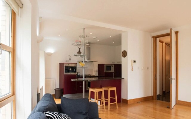 Lovely 2 Bedroom Flat in Excellent Location