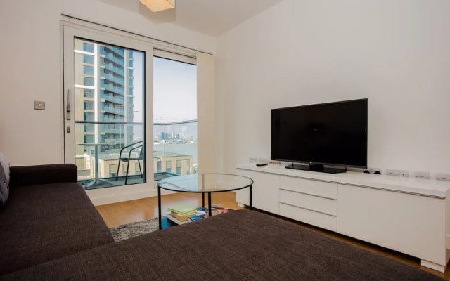 Stunning 2 Bed Home + Balcony Overlooking Thames