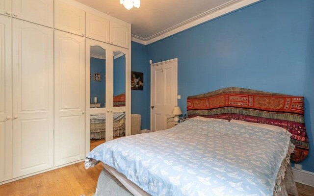 JOIVY 2 Bed Flat With Garden Next to Battersea Park!