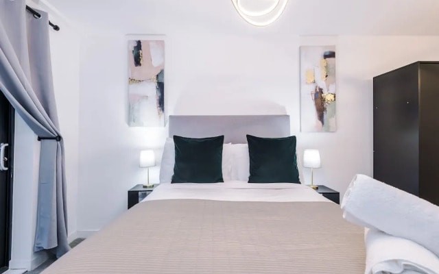 Impeccable 2-bed Apartment in Salford
