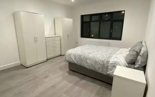 2 bed Sunny London Apartment - Sleeps 4 & Parking