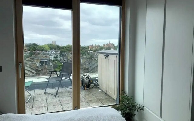 Stylish 2BD Flat With Private Balcony - Battersea