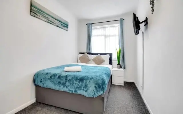 4 Bedrooms - Up To 11 Guests - Free Parking