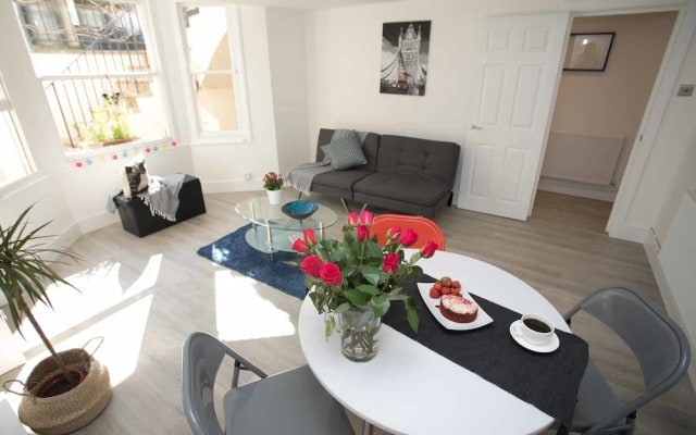 Light filled garden flat sleeps 4