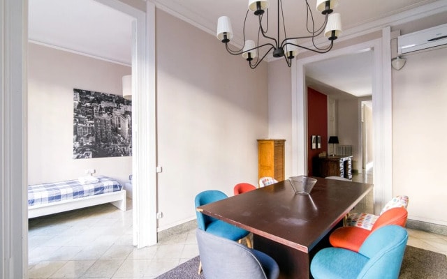 Plaza Universidad Apartments