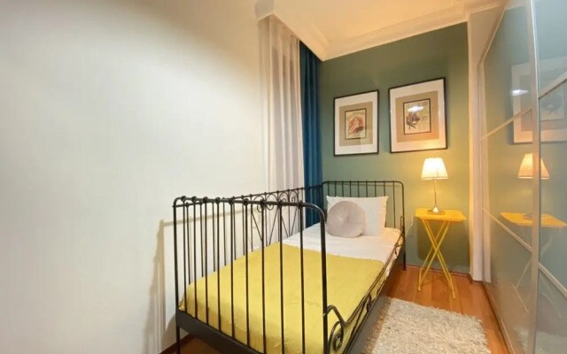 Sleek and Central Flat With Backyard in Sisli