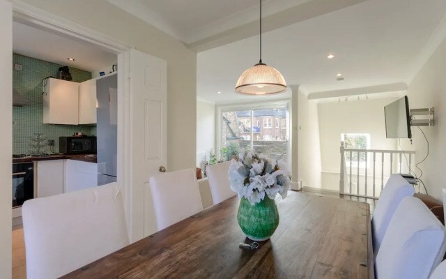 Spacious 3 Bedroom Apartment in Chelsea