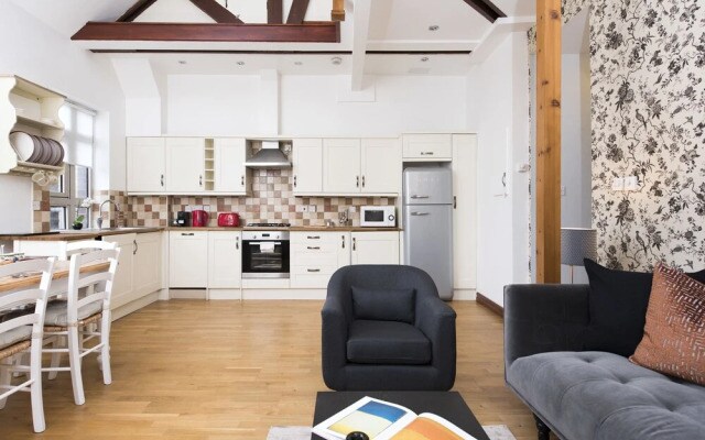 Stylish and Quirky 2BR Maisonette in Fulham
