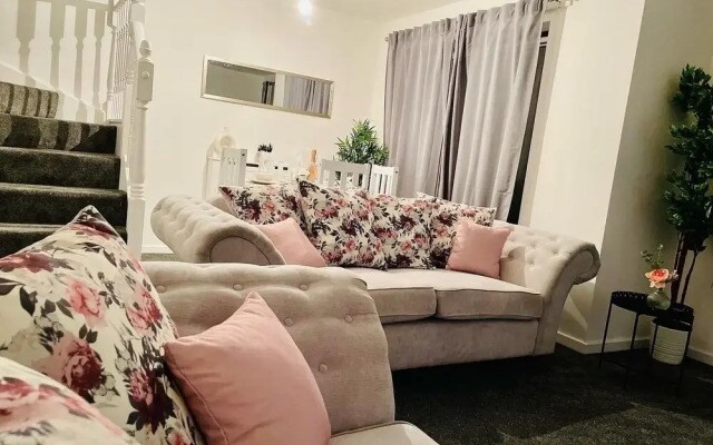 Beautiful 4 Bed Home With Free Parking
