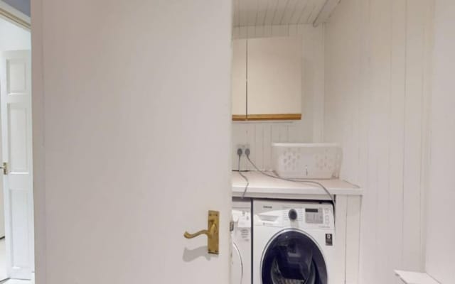 Comfort Stay Slough 3BR Home for Groups Families