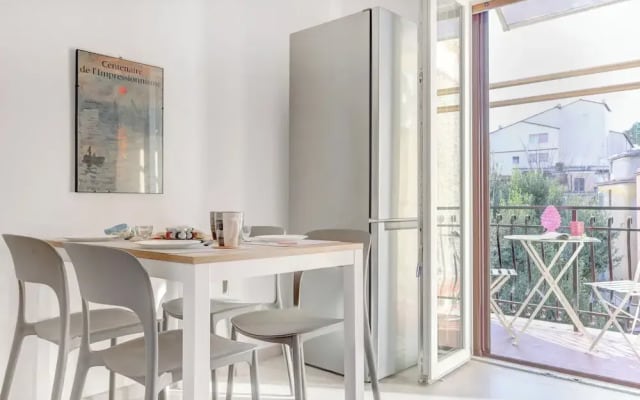 Vatican Loft with Balcony -Home and More