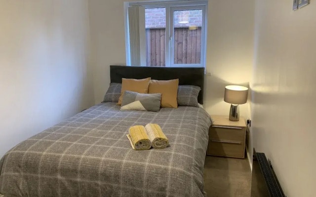 Stylish and Immaculate 2-bed Apartment in Leigh