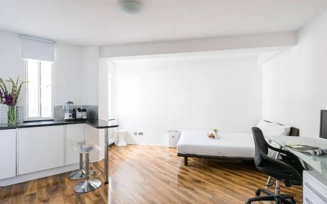 Cosy, Modern Chelsea Studio