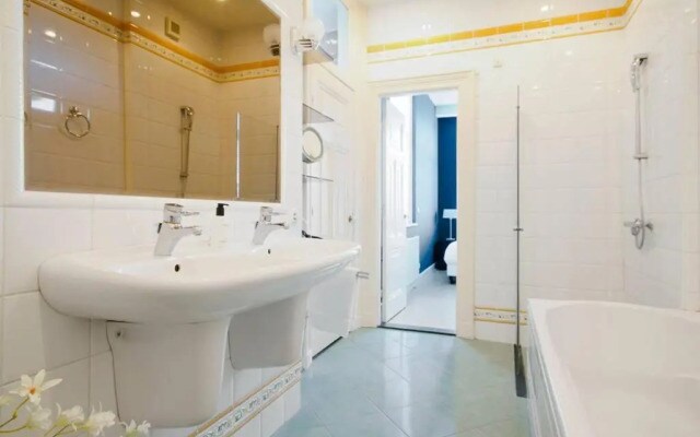 2 Bedroom 2 Bathroom Canal Apartment