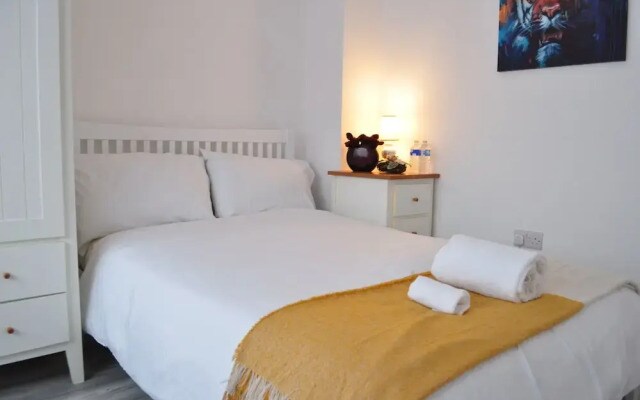 5 Bed Family Home Greater London, Free Parking