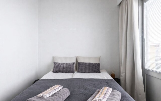 1BR Apartments next to Railway Station, Free Parking, Balcony