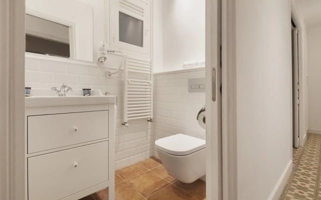 Welcoming 2 Bed With Balcony in Gracia
