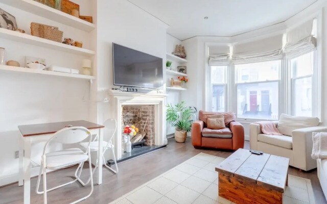 Radiant and Roomy 2BD Flat - Fulham!