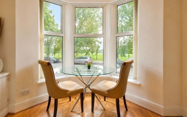 Botanic Gardens Oasis: Urban Convenience & Comfort