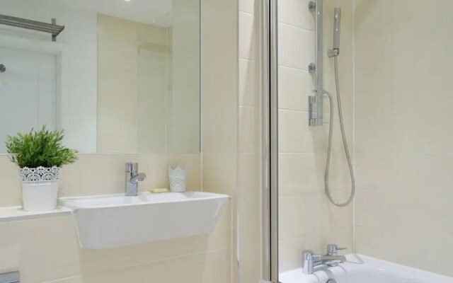 2 Bedroom Riverside Flat in Greenwich With Large Balcony