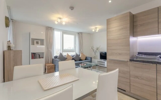 1 Bedroom Flat in Surrey Quays With Balcony