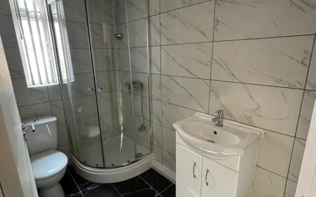 Luxe Spacious 5-bed House in Liverpool