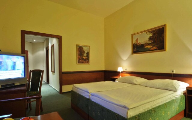 Three Crowns Hotel