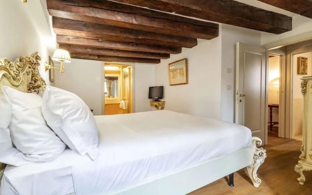 Gondola Luxury - Campo Santi Filippo e Giacomo by Wonderful Italy