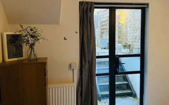 Modern, Quiet Garden Flat in Heart of Wimbledon