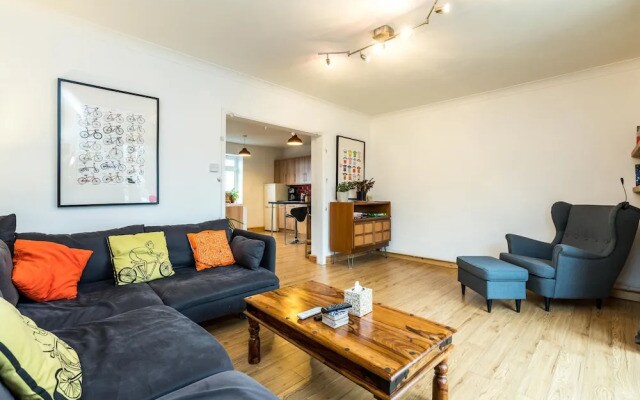 NEW Sleek & Colourful 2 Bedroom Flat Forest Hill