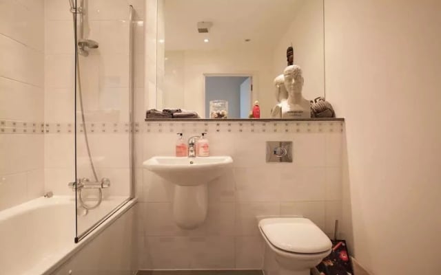 1BD Bright Cozy Queen Elizabeth Olympic Park Zne 2