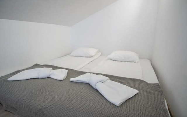 Contact Free Apartments with Free Parking by Dream Stay