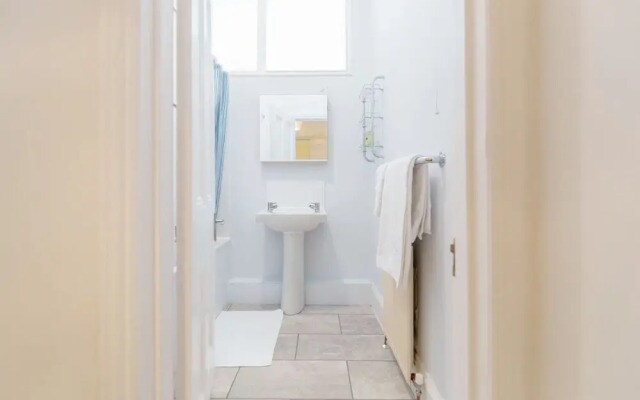 Earls Court Apartments by BaseToGo