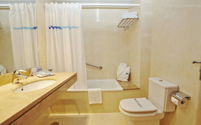 Отель Leonardo Hotel Barcelona Gran Via