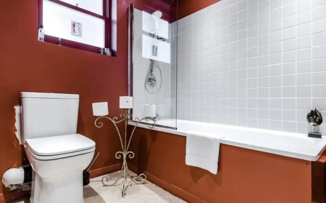 Entire Home: Chic & Cheery 1bed in Shepherd'S Bush