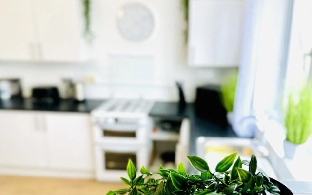 Beautiful 3-bed Apartment With Driveway Parking
