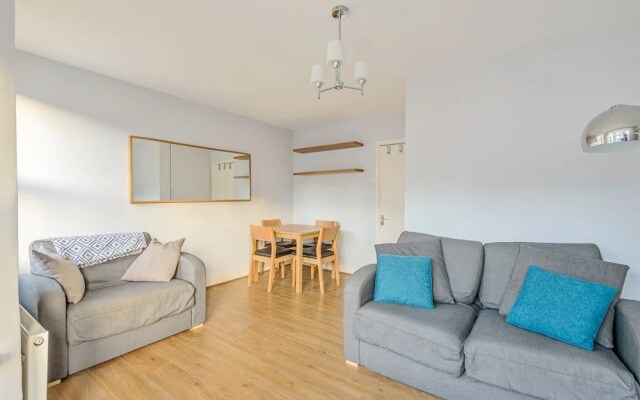 Homely 1-bed Apartment in Vibrant Zone 3 London