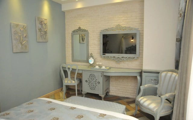 Ayna Hotel