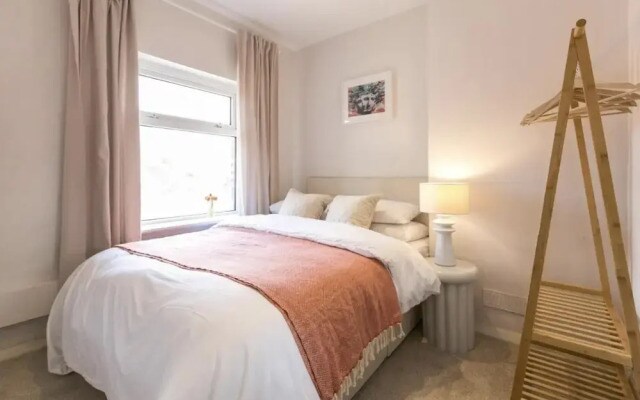 Spacious 4 Bedroom House Sleeps 8