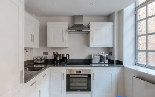 The Eyre Suite Seven - Farringdon - by Frankie