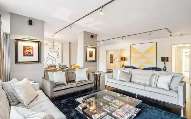 Luxurious 3-bed 2-bath Apartment in Belgravia