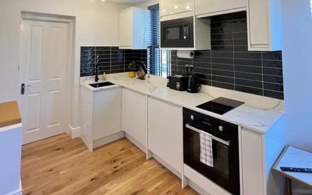 Cozy London Apartment , 2 Minutes to Tube!