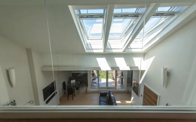 Amazing Spacious 2 Bed Duplex Penthouse w/ Balcony