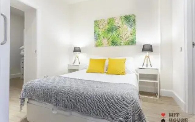 Mit House Universidad En Madrid