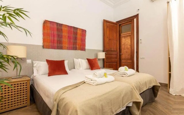 Great Spacious Apartment in the Gothic District City Center
