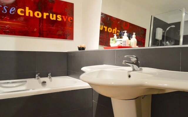 Stunning and Arty Penthouse Flat near Borough Mark