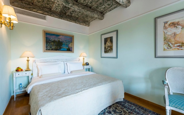 Golden Well Hotel