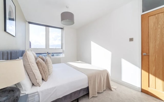 High-End 2 Bed Flat near Westfield London
