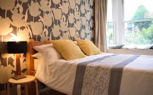 2 Bedroom Flat In East London