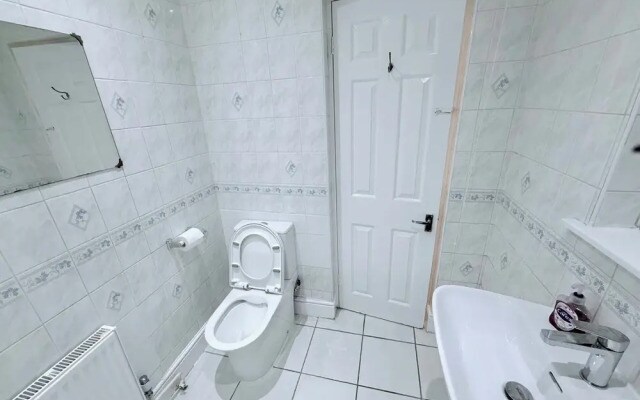 Fountain House-sleeps 5-central Dagenham-parking